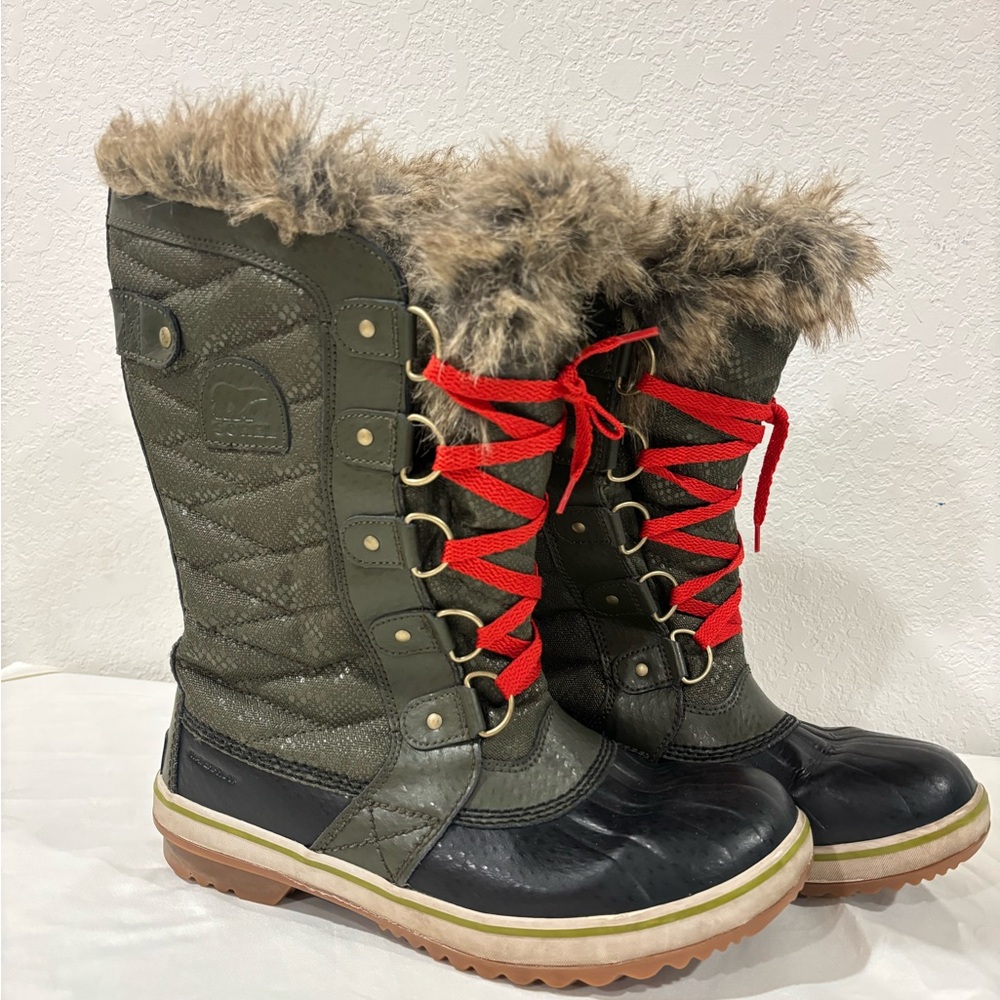Sorel Women's Green Winter Boots with Red Laces